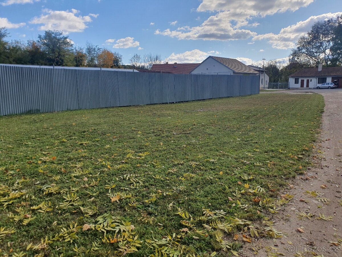 Volná plocha 450m2 -sklad.prost. pro stroje, auta, materiál - 2