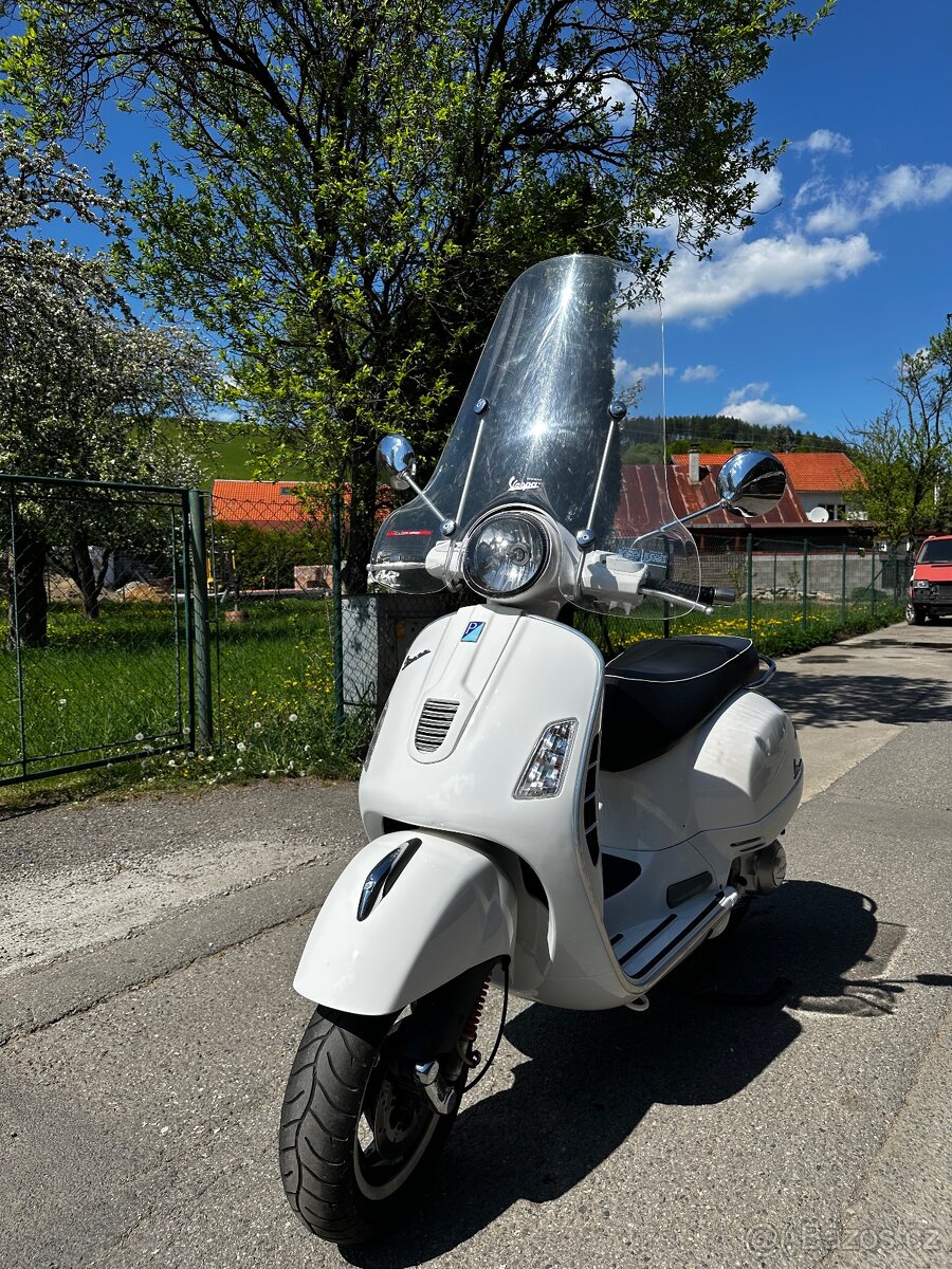 Piaggio Vespa 300GTS - 2