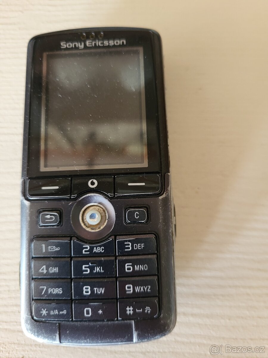 SONY ERICSSON- STARÝ MOBILNÍ TELEFON - 2