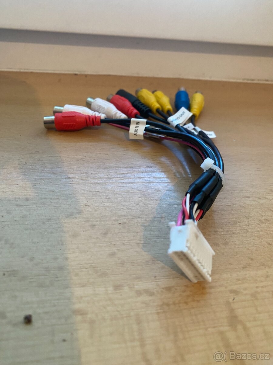 20 PIN konektor pro autorádia - 9 RCA - 2