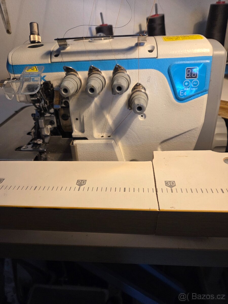průmyslový šici stroj overlock 5 nitný na 220w - 2