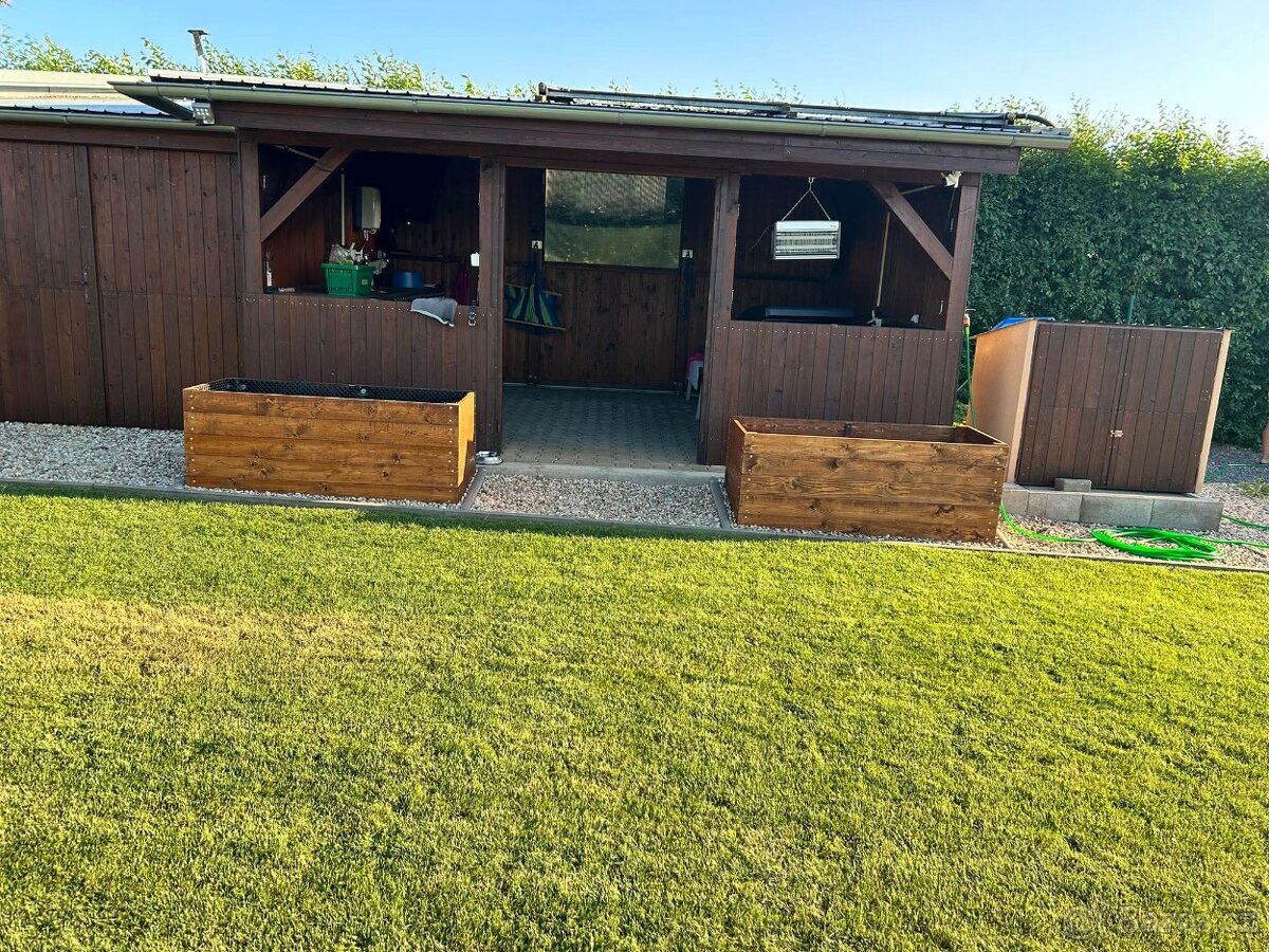 Slunná zahrada s bazénem, pergolou a technickým zázemím – Li - 2