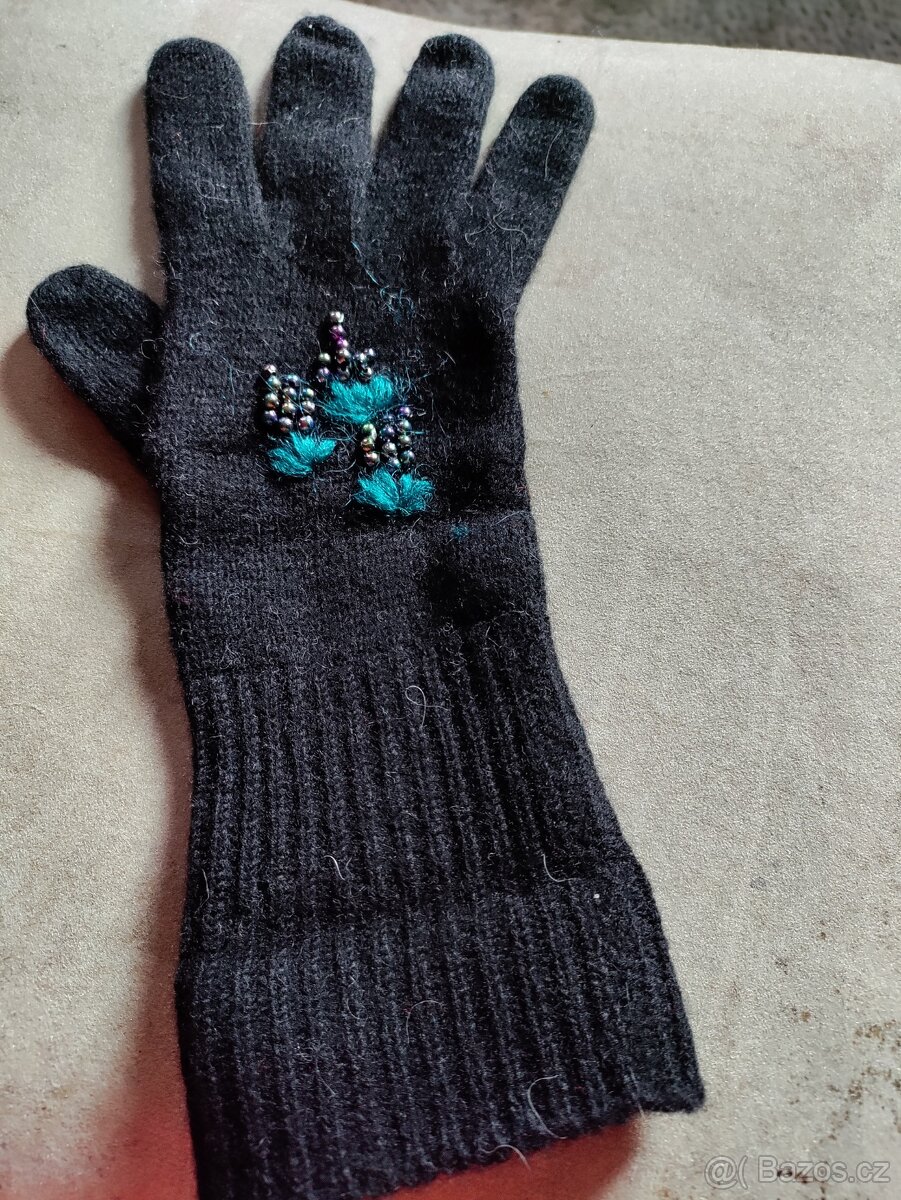Vlněné dívčí černé rukavice zdobené - 2