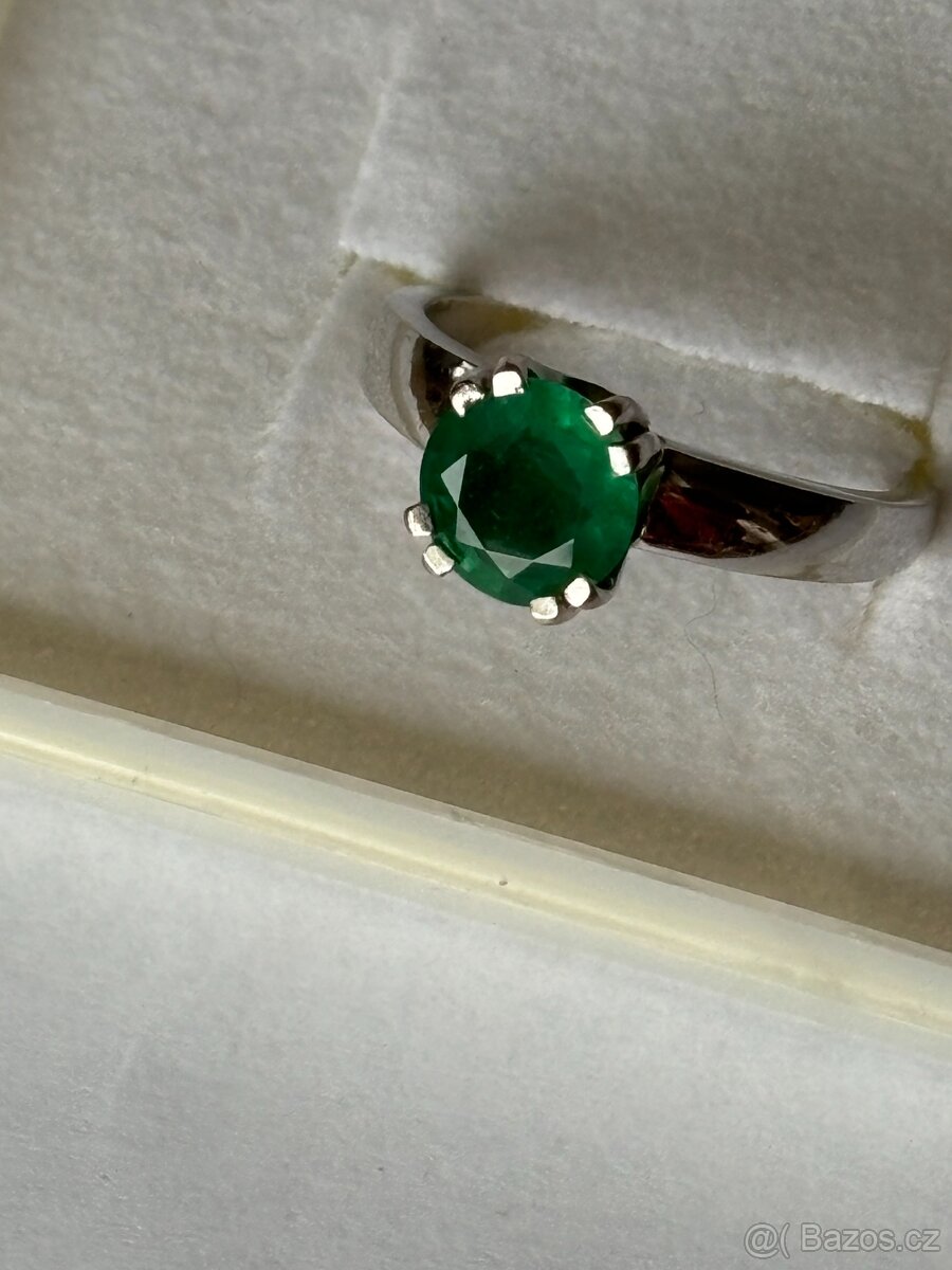Zlatý prsten s přírodním smaragdem. - 2