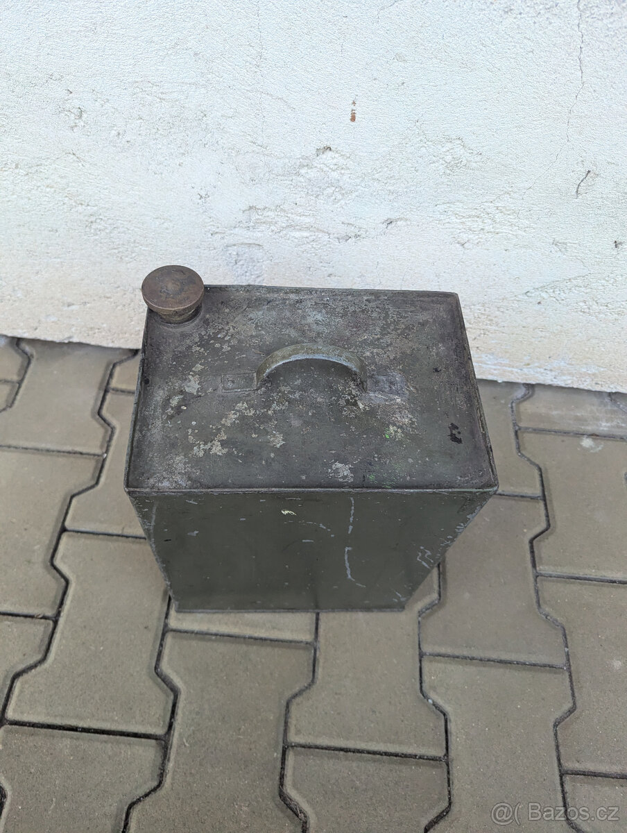 Hranatý starý kanystr - 2