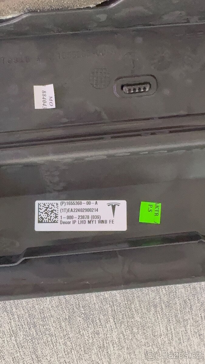 Tesla model Y.23-24 lišta palubní desky. - 2
