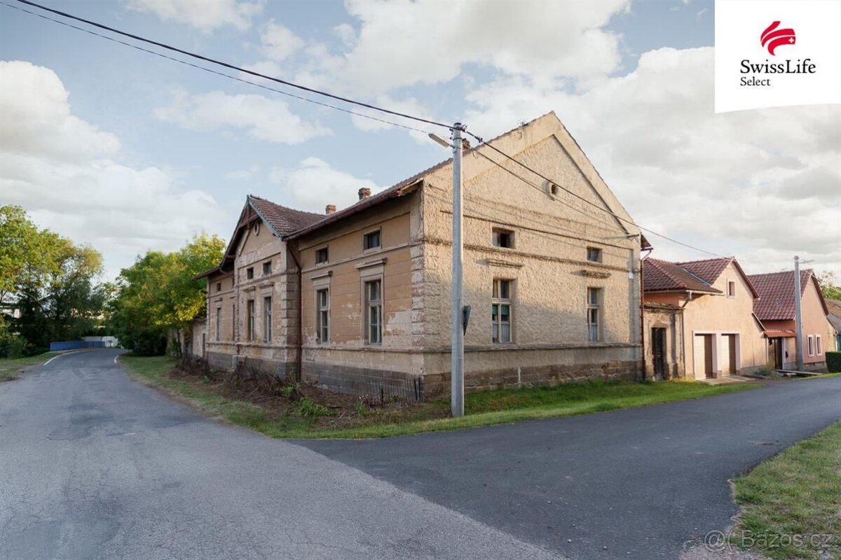 Prodej rodinného domu 620 m2, Klobuky - 2