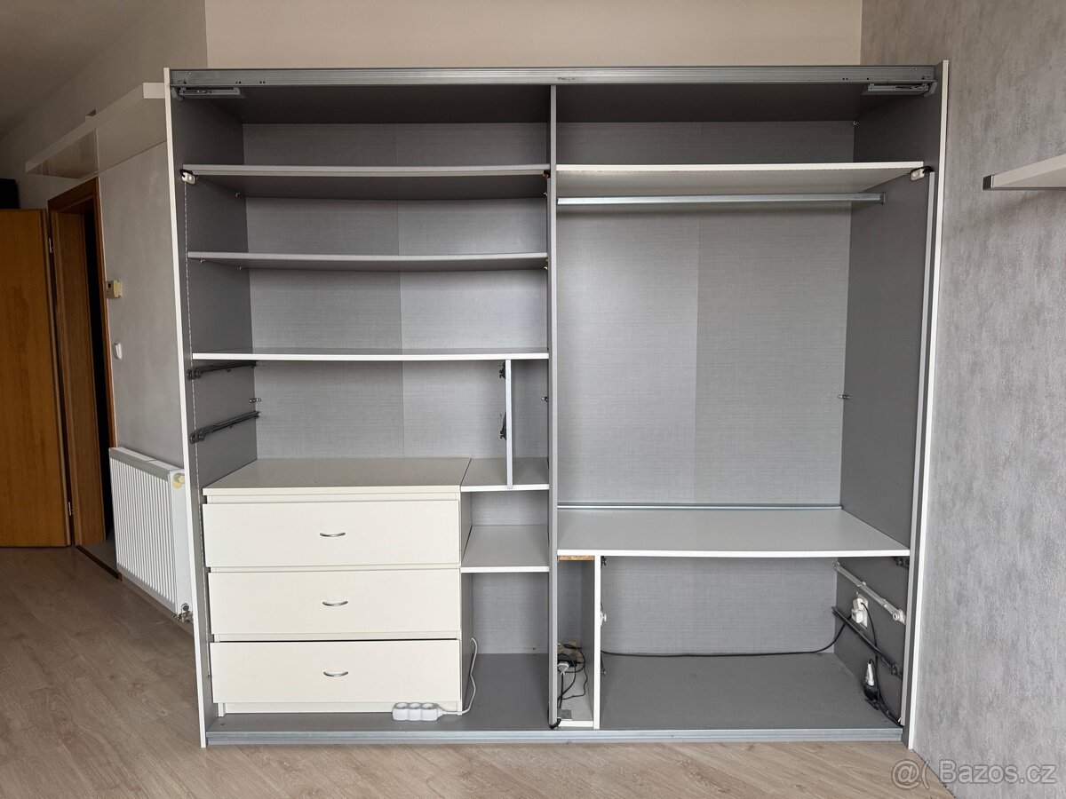 Šatní skříň s posuvnými dveřmi - 2