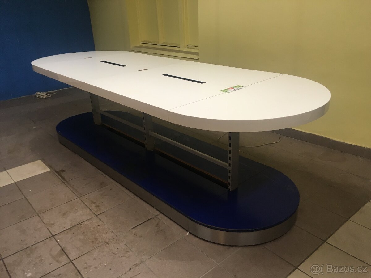 Pevný a prostorný pult - 2