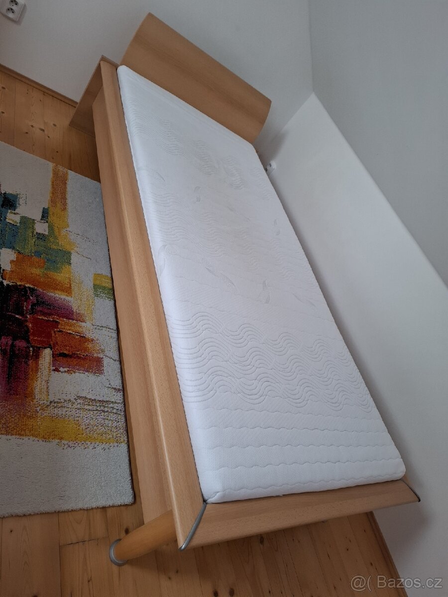 Postel dřevěná s matrací - 2