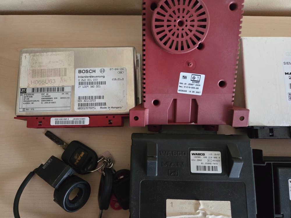 Sada řídicích jednotek MAN TGA - 2