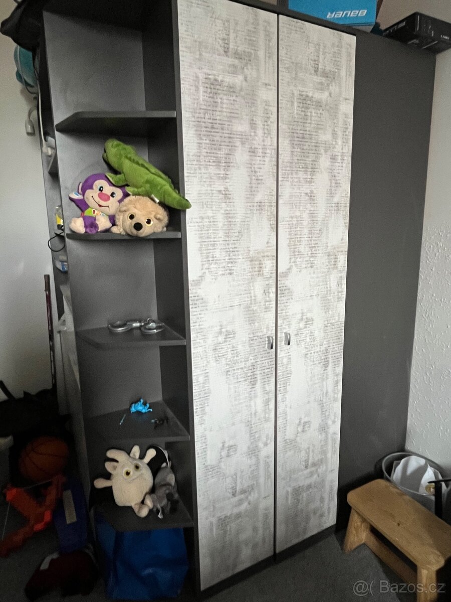 Šatní rohová skříň - 2