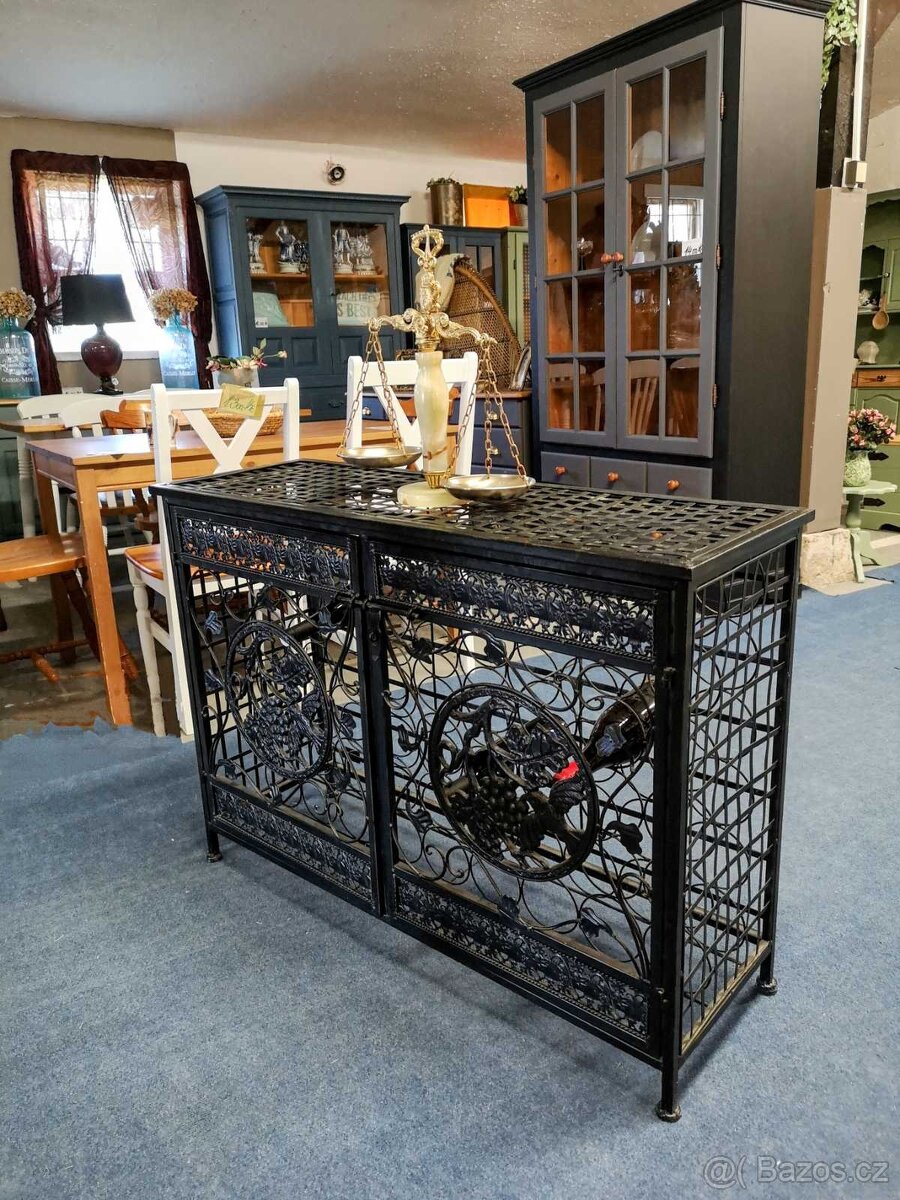 Kovová vinotéka. - 2