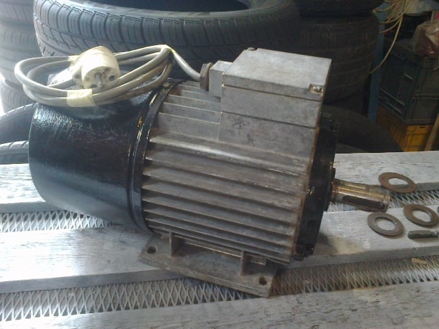 elektromotor 230V MEZ MOHELNICE - 2