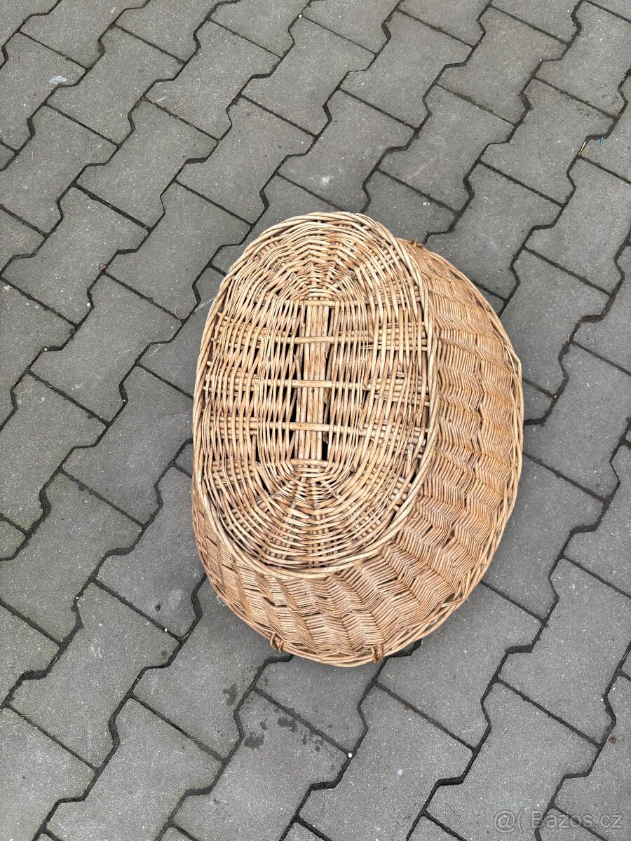 Proutěný koš. - 2