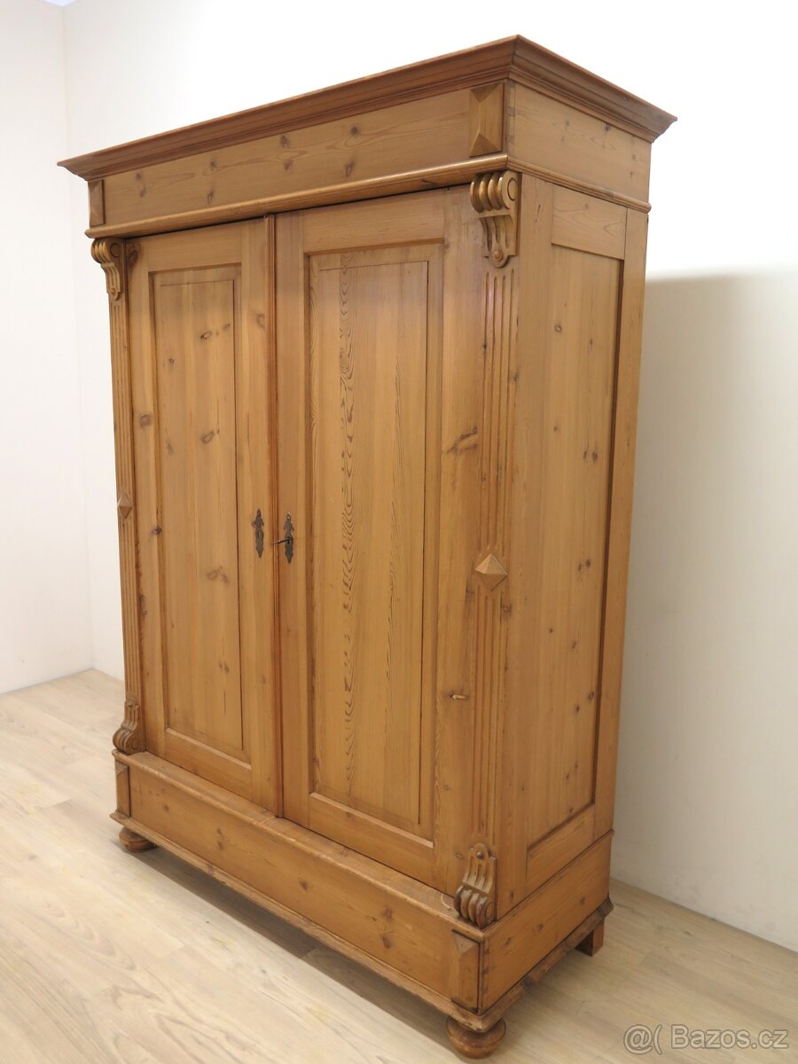 Starožitná šatní skříň - 2