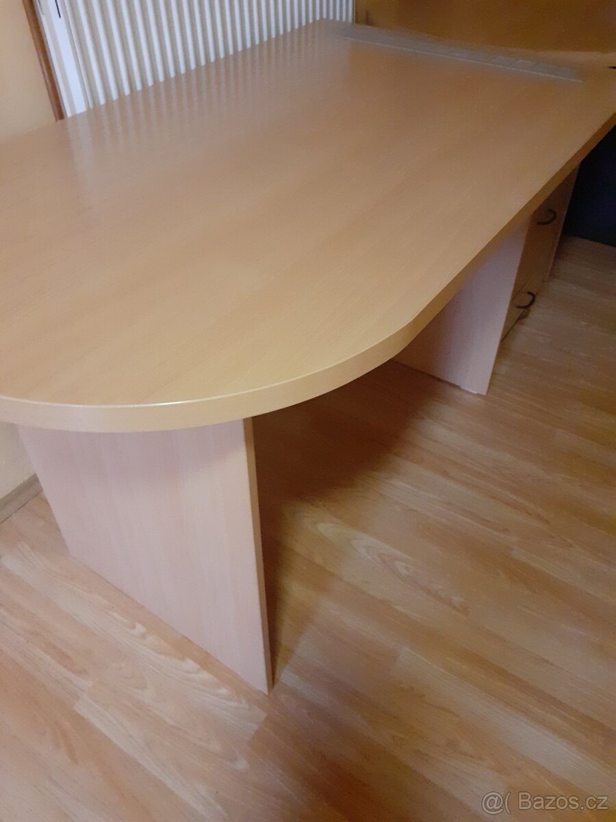 téměř nový vyšší stůl - 2
