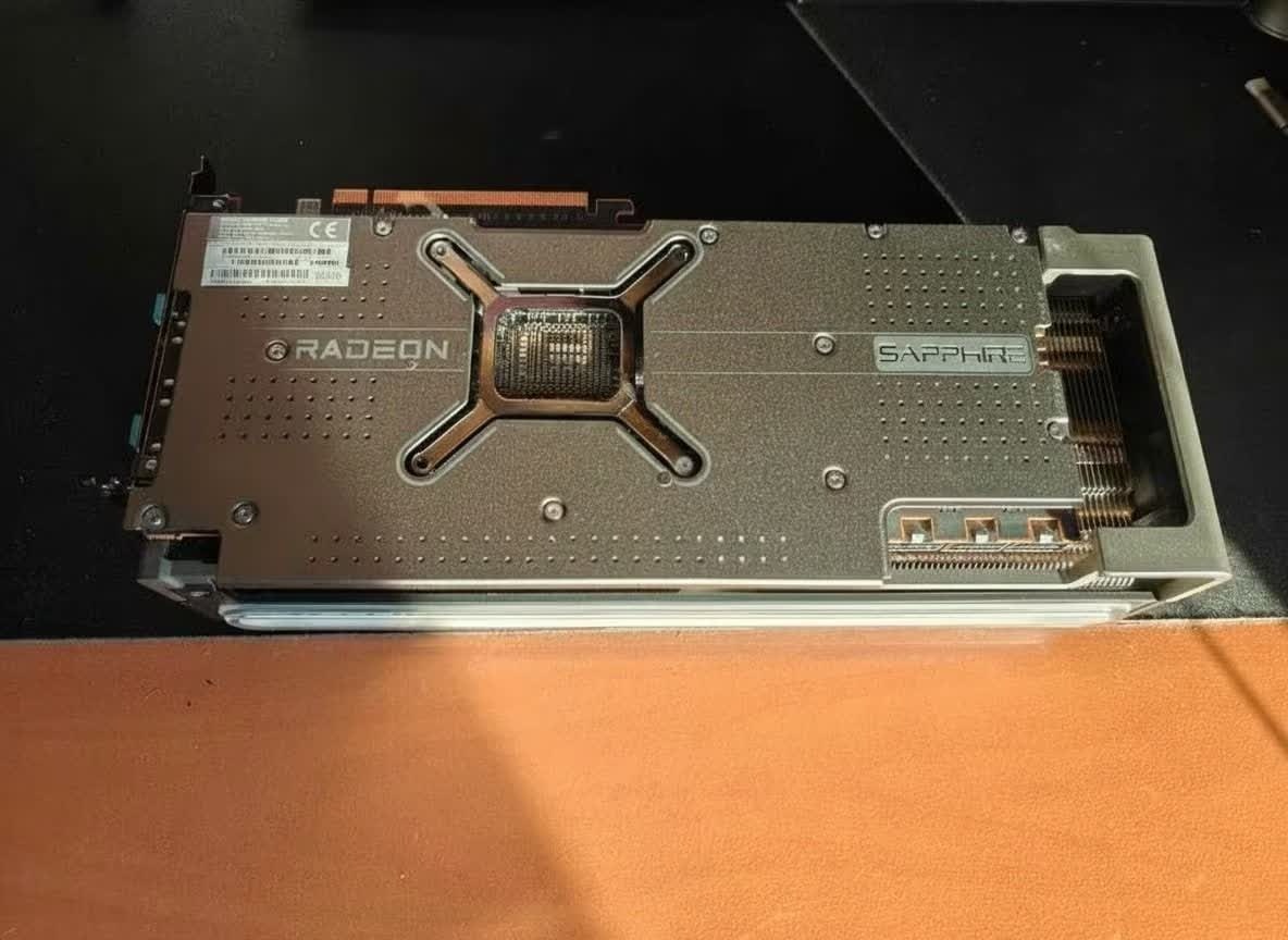 Sapphire AMD Radeon RX 7900 XTX NITRO+ Vapor-X - 2