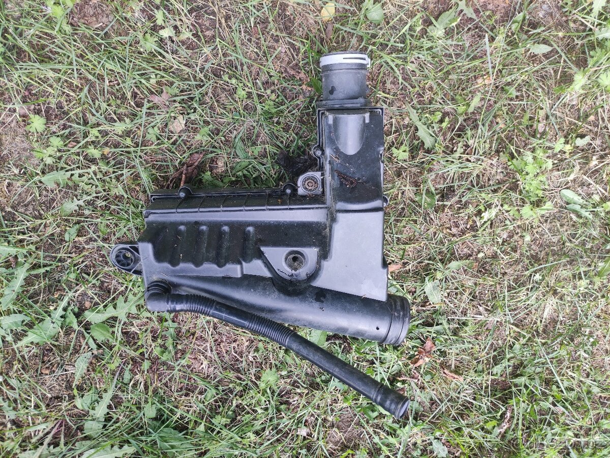 VW Golf V - box na vzduch. filtr - 2