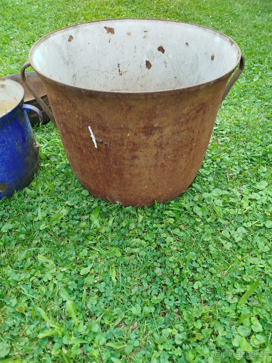 Staré litinové hrnce a pekáče - 2