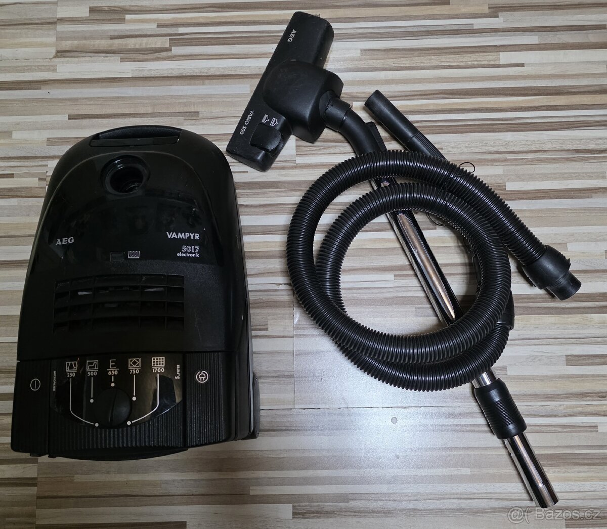 VELMI SILNÝ VYSAVAČ AEG - 2