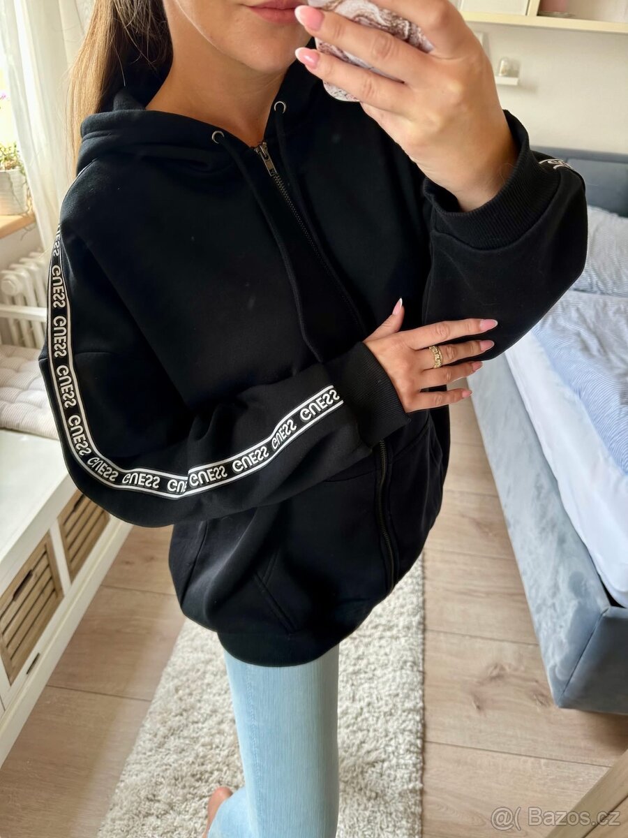 GUESS ČERNÁ MIKINA S KAPUCÍ - 2