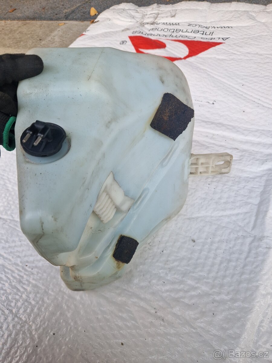 BMW e36 nádobka ostřikovačů - 2