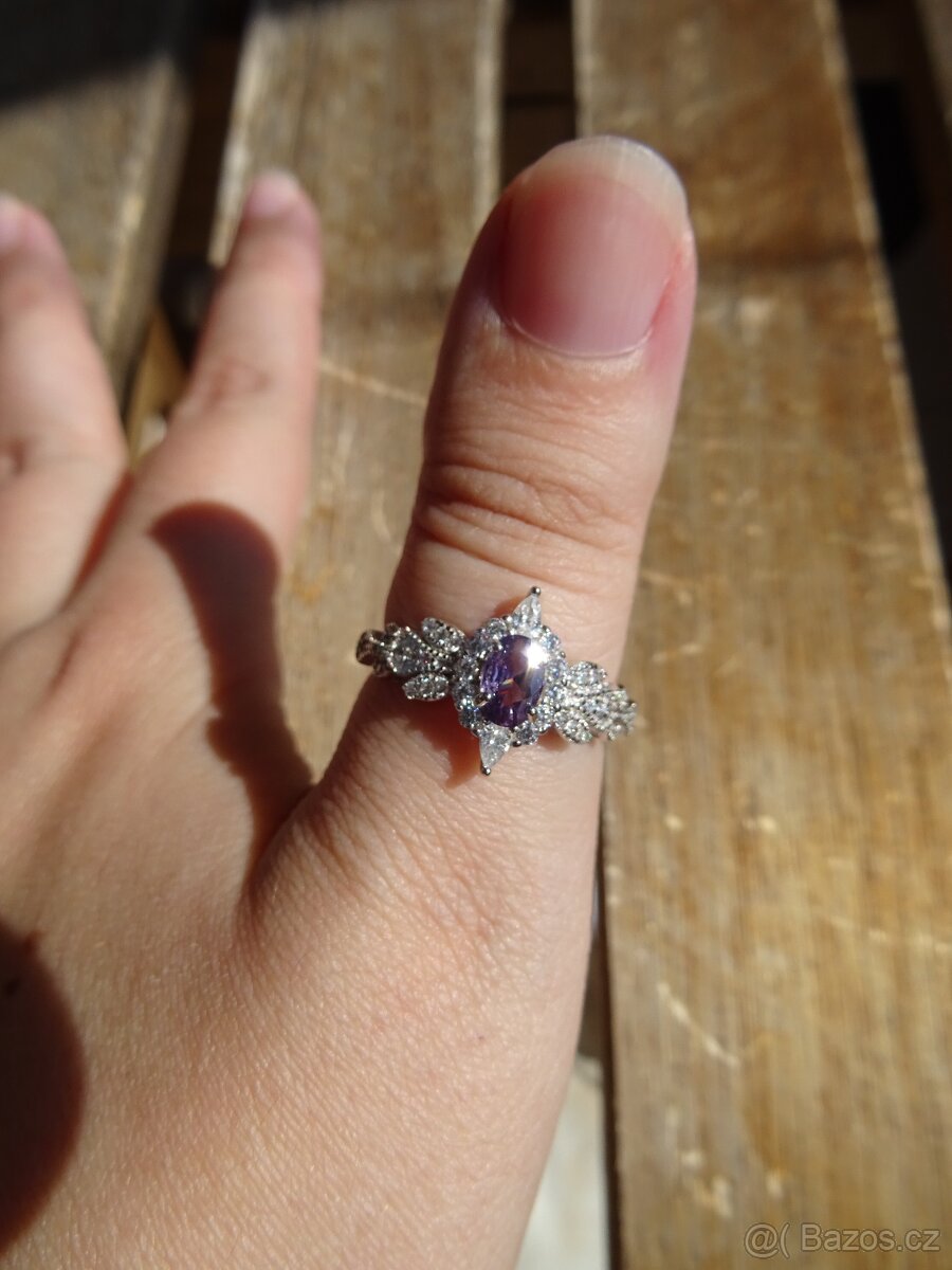 Třpytivý prsten s fialovým kamenem - 2