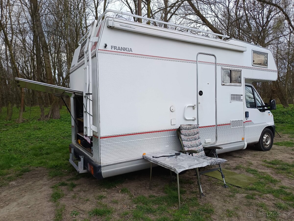 Obytný vůz, Alkovna - 2