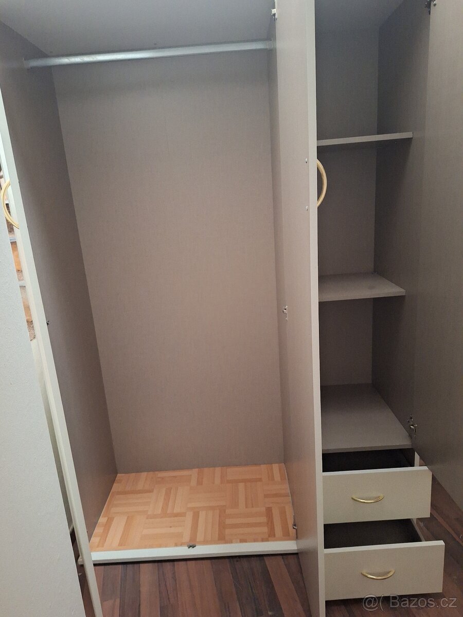 ŠATNÍ SKŘÍŇ - 2