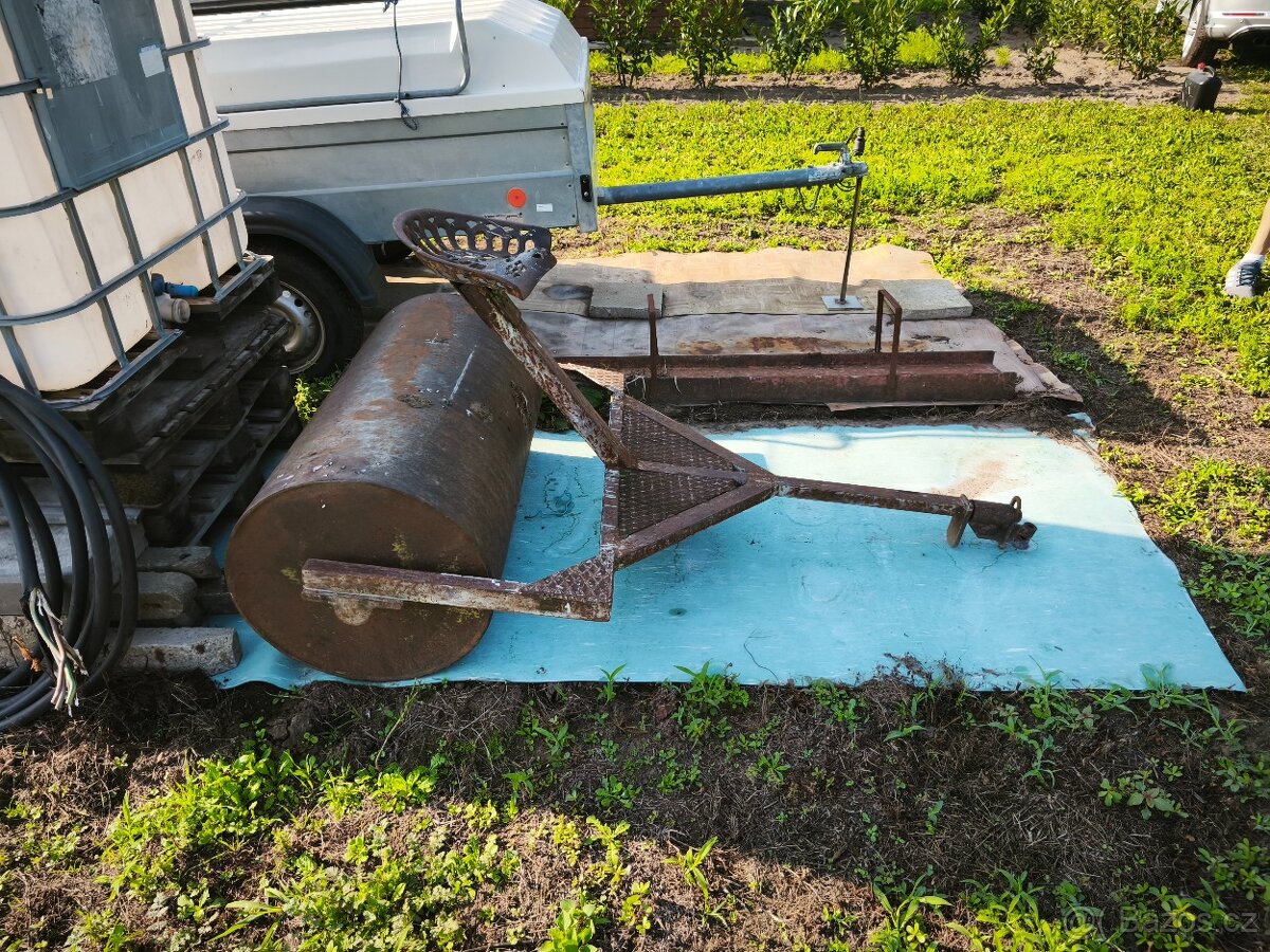 ZAHRADNÍ VÁLEC ZA TRAKTŮREK - 2