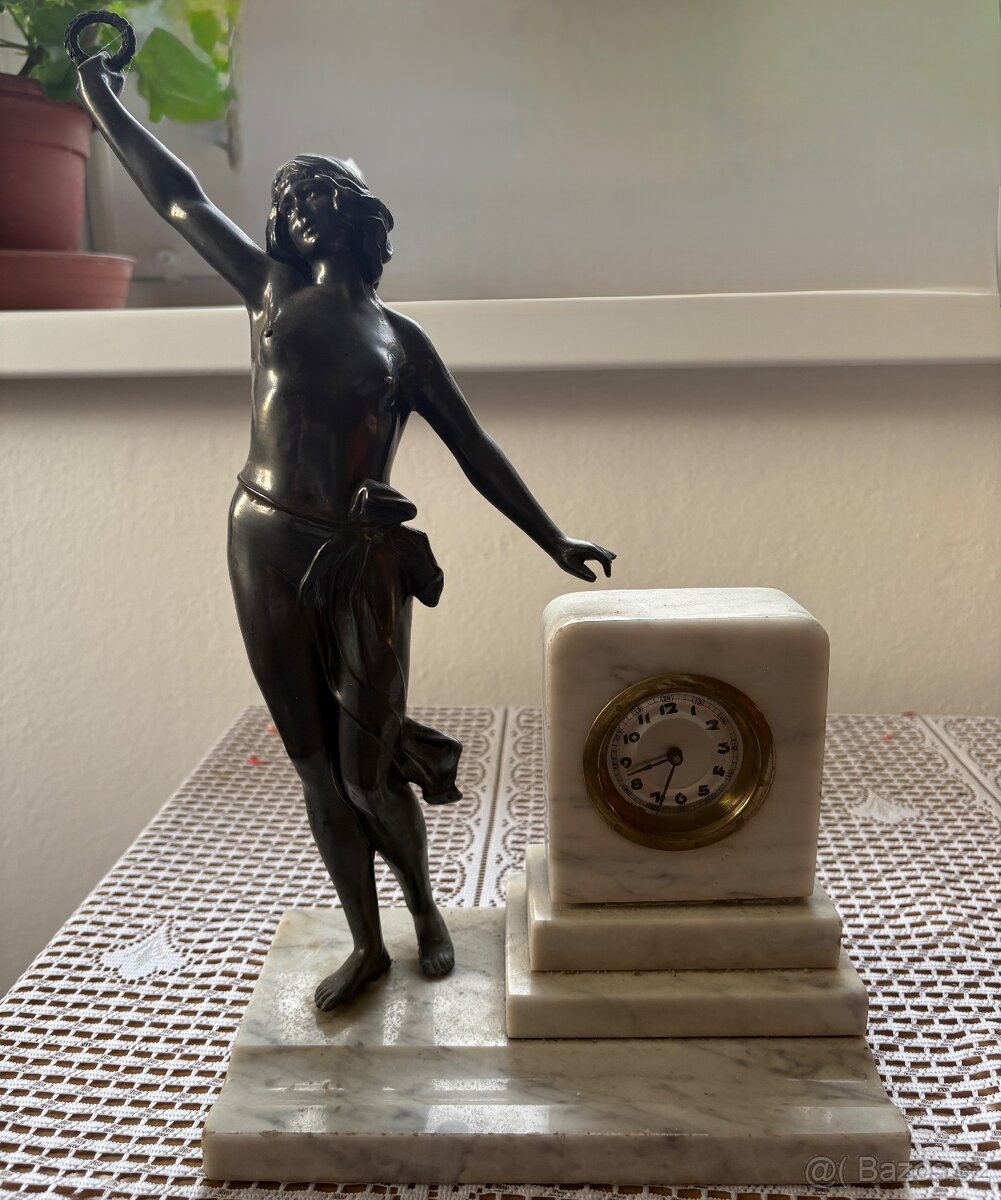 Hodiny s figurální soškou - 2