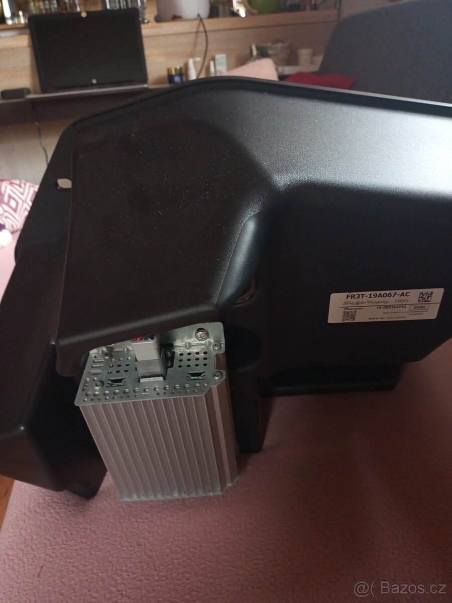 prodám subwoofer Ford Mustang - 2
