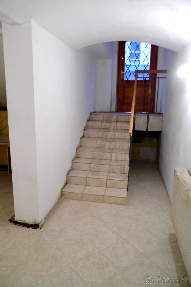 Pronájem prostor ve zvýšeném suterénu – 81 m² - 2