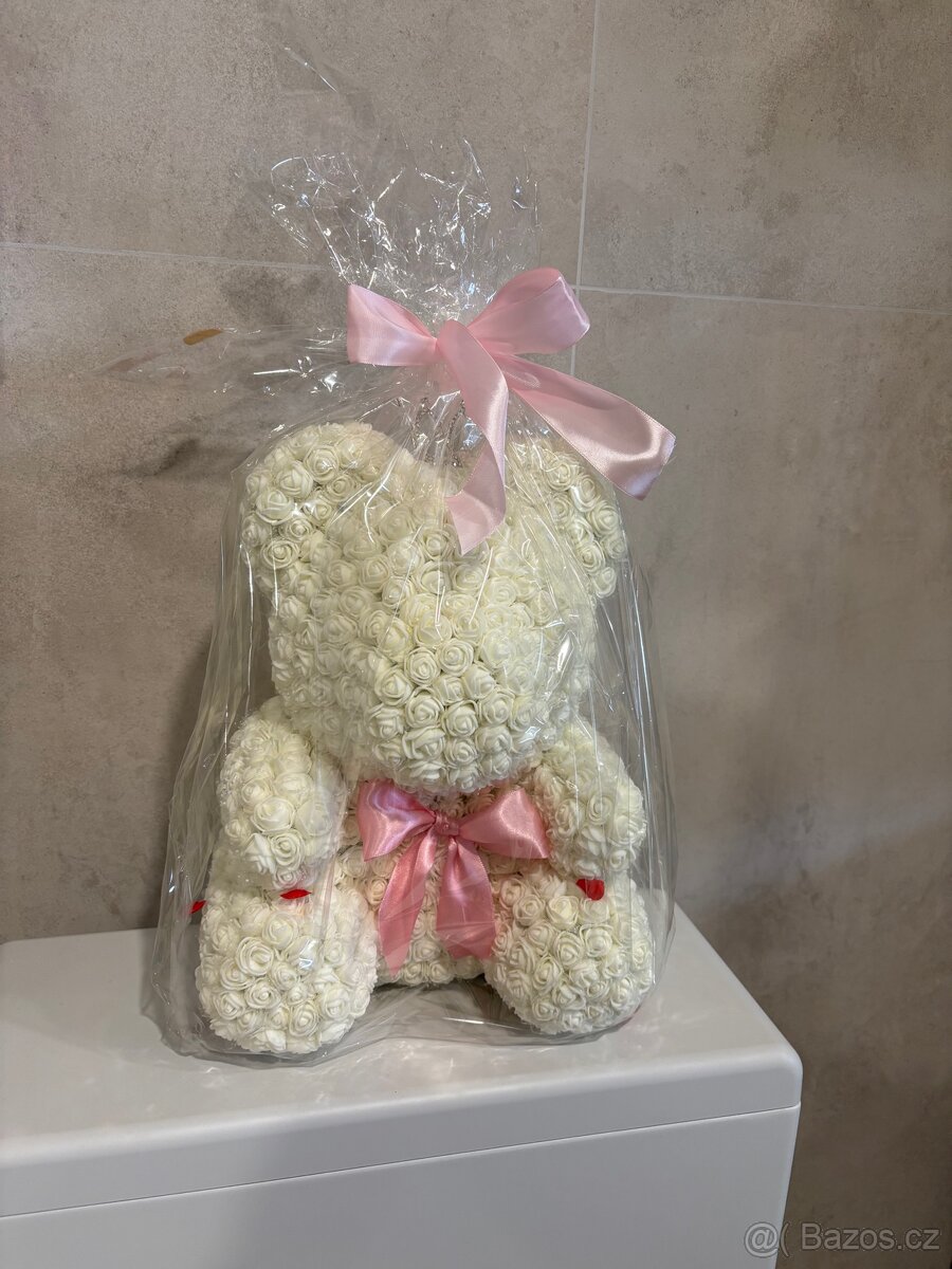 Medvídek velký z pěnových růží - 2