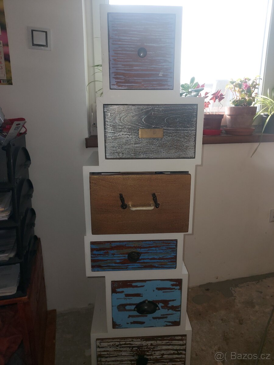 Prodám komodu-skřínku. - 2