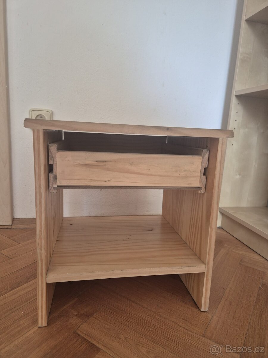 Malý noční stolek - 2
