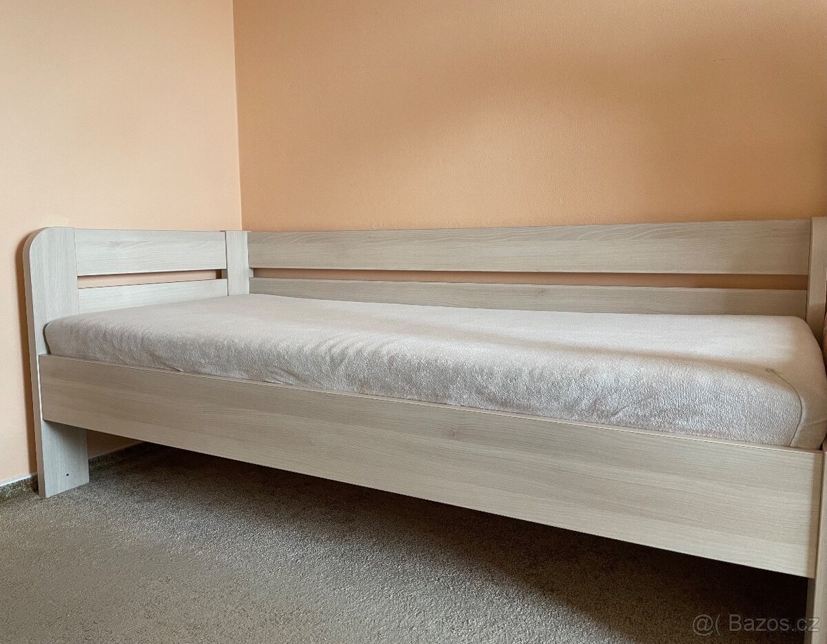 Dřevěná postel s laťovým roštem zn. Monarc - 2