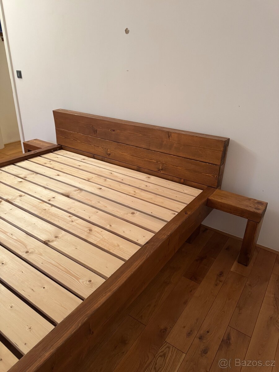 Postel z exotického dřeva včetně rostu a noč.stolku - 2