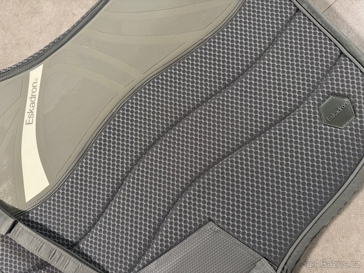 Drezurní podsedlová dečka Eskadron NOVÁ - 2