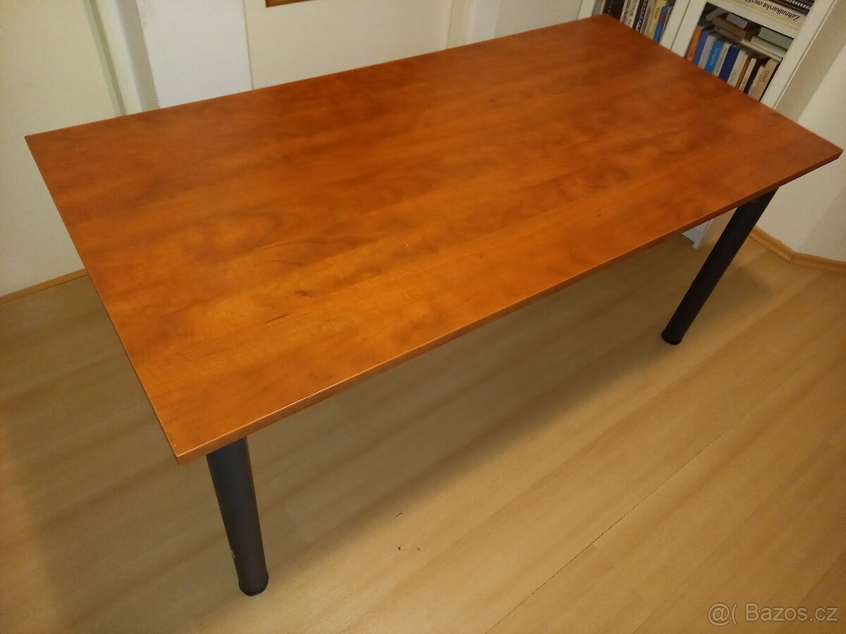 Dřevěný stůl - 2