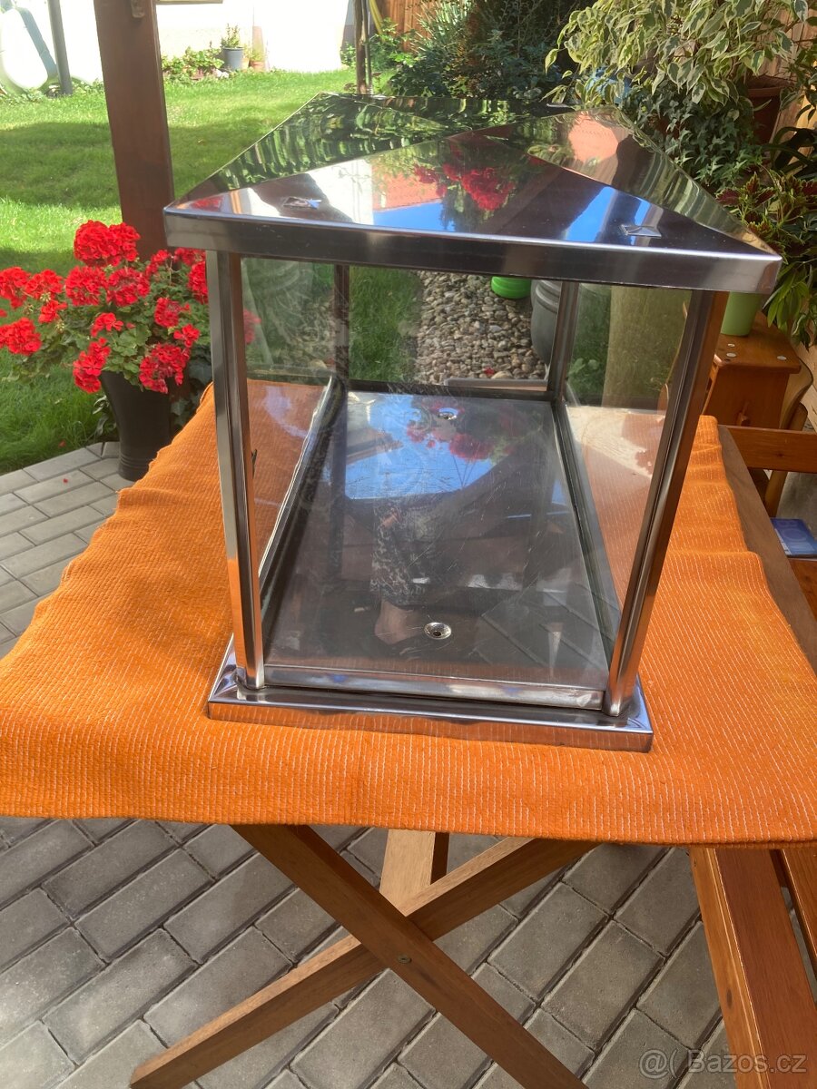 NEREZOVÁ PROSKLENÁ SKŘÍNKA NA TŘI URNY - 2