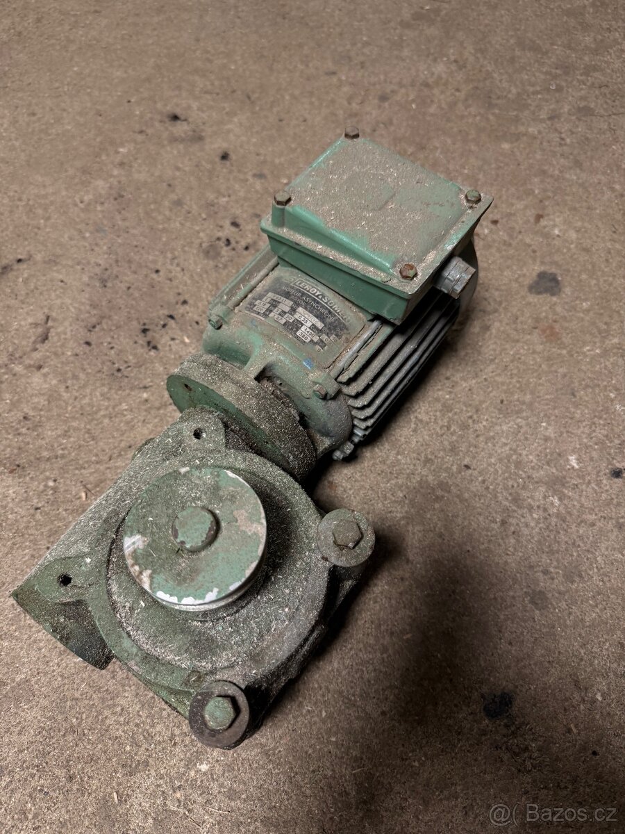 Asynchronni motor s snekovou prevodovkou - 2