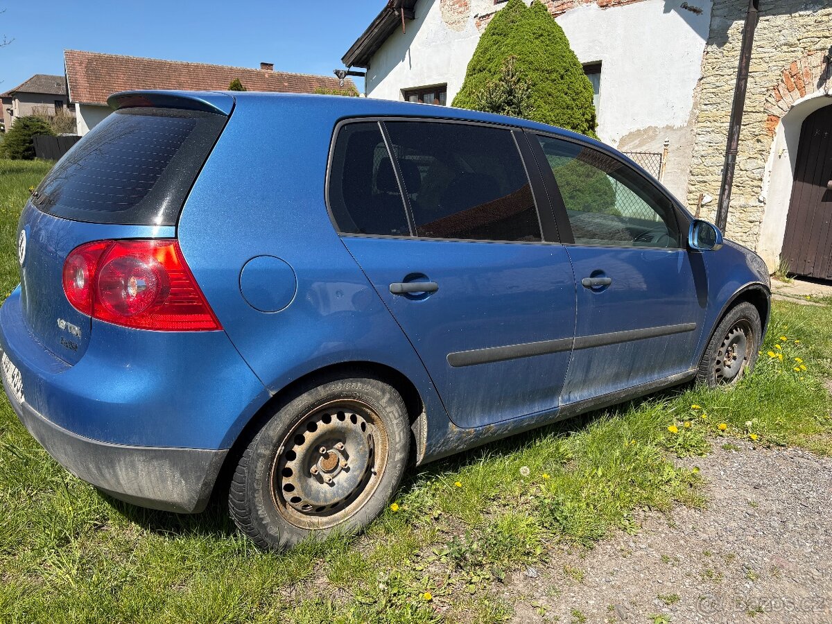 Vw golf V na díly/ opravu. - 2
