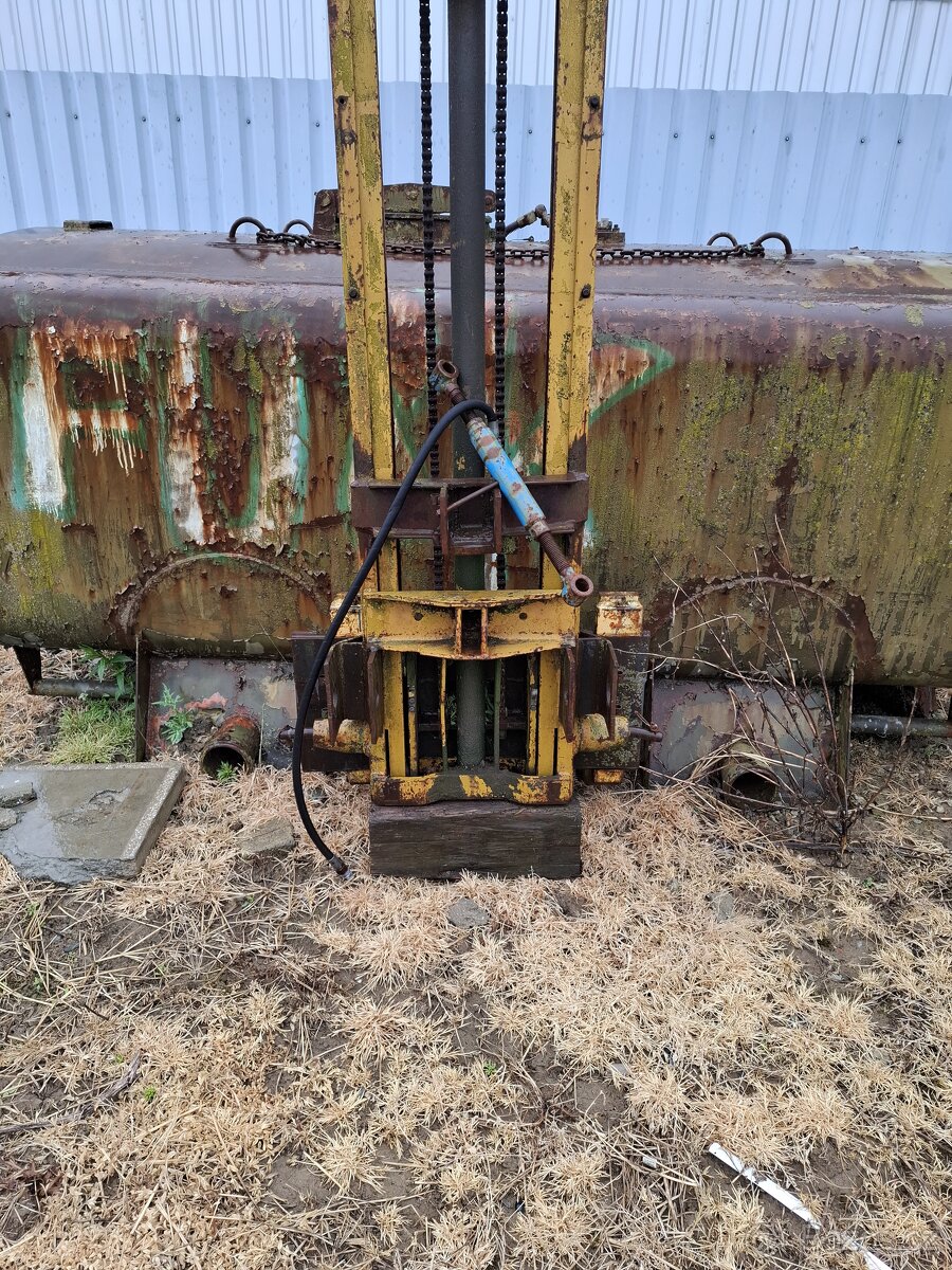 Prodám Vysokozdvih za traktor cena 12000KČ - 2