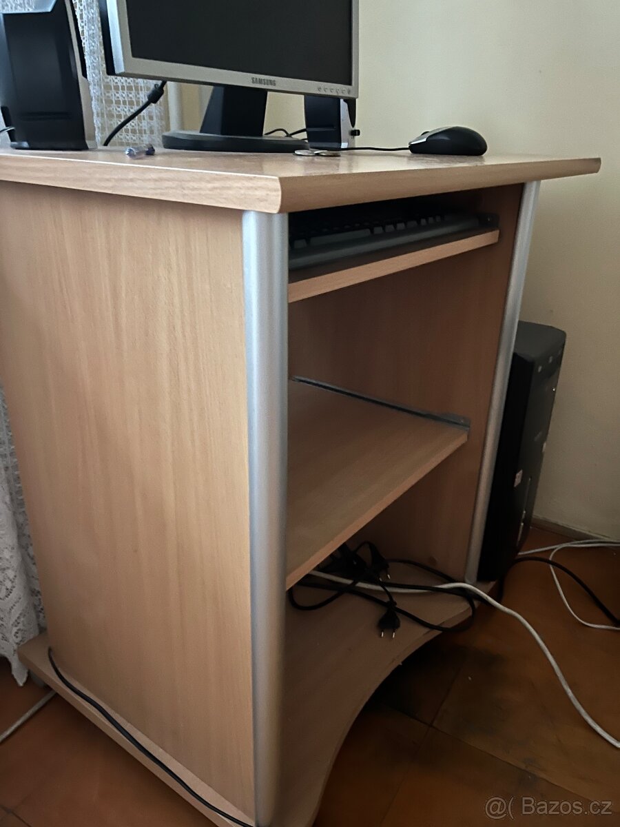 Prodám počítačový stůl - 2