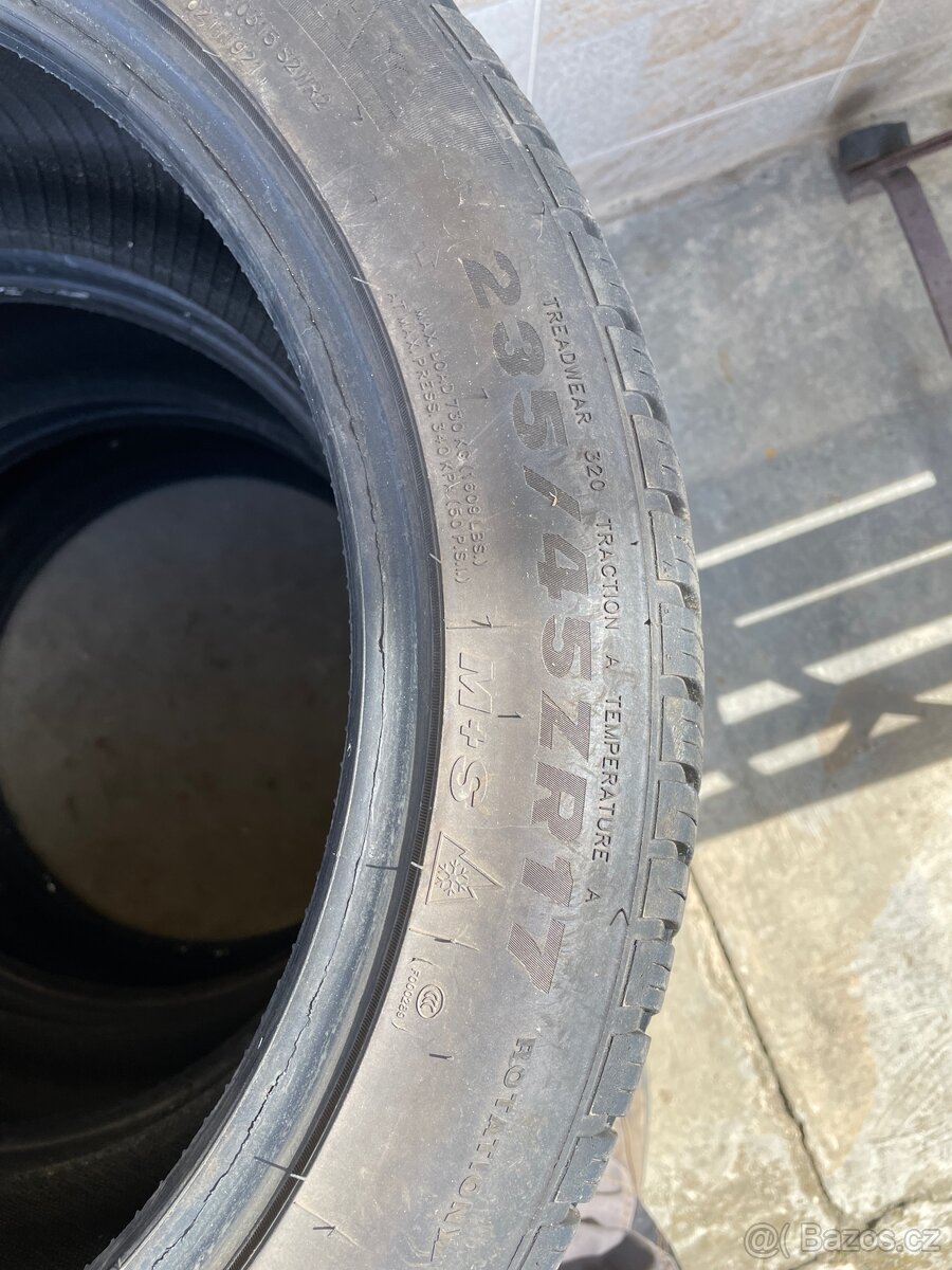 Zimní pneu 235/45 R17 - 2