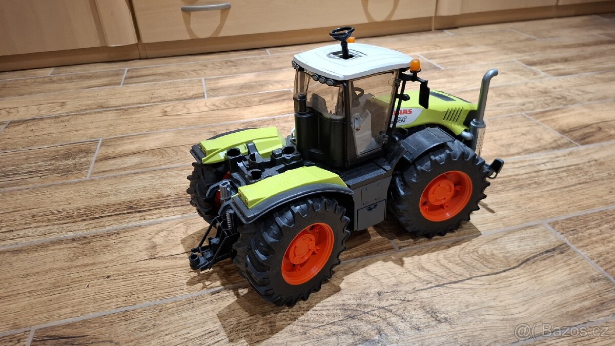 Bruder 3015 Traktor CLAAS Xerion 5000
- 2