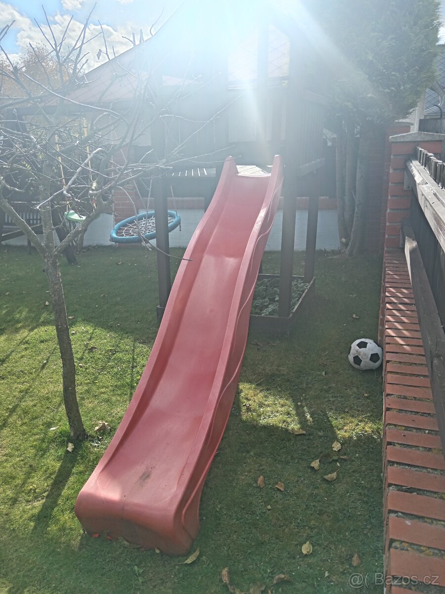 Dětský domeček s houpačkou a se skluzavkou - 2