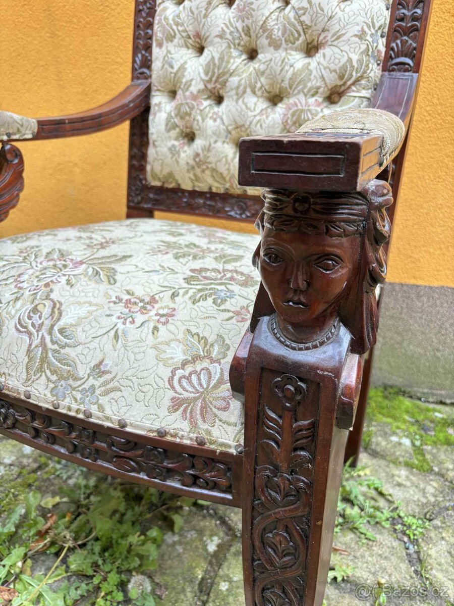 Starožitné stylové křeslo zdobené - 2